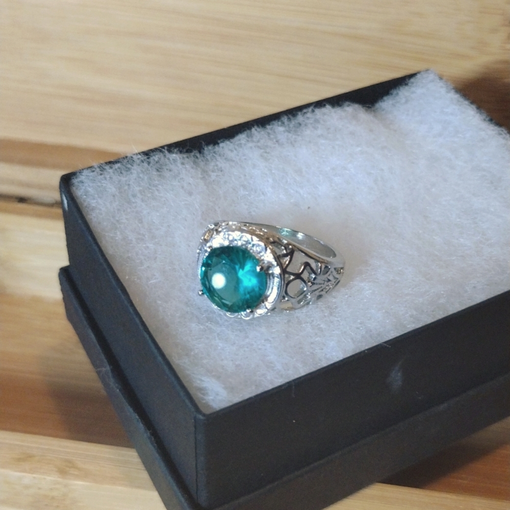Beautiful green diamond 925 stamped ring size 7